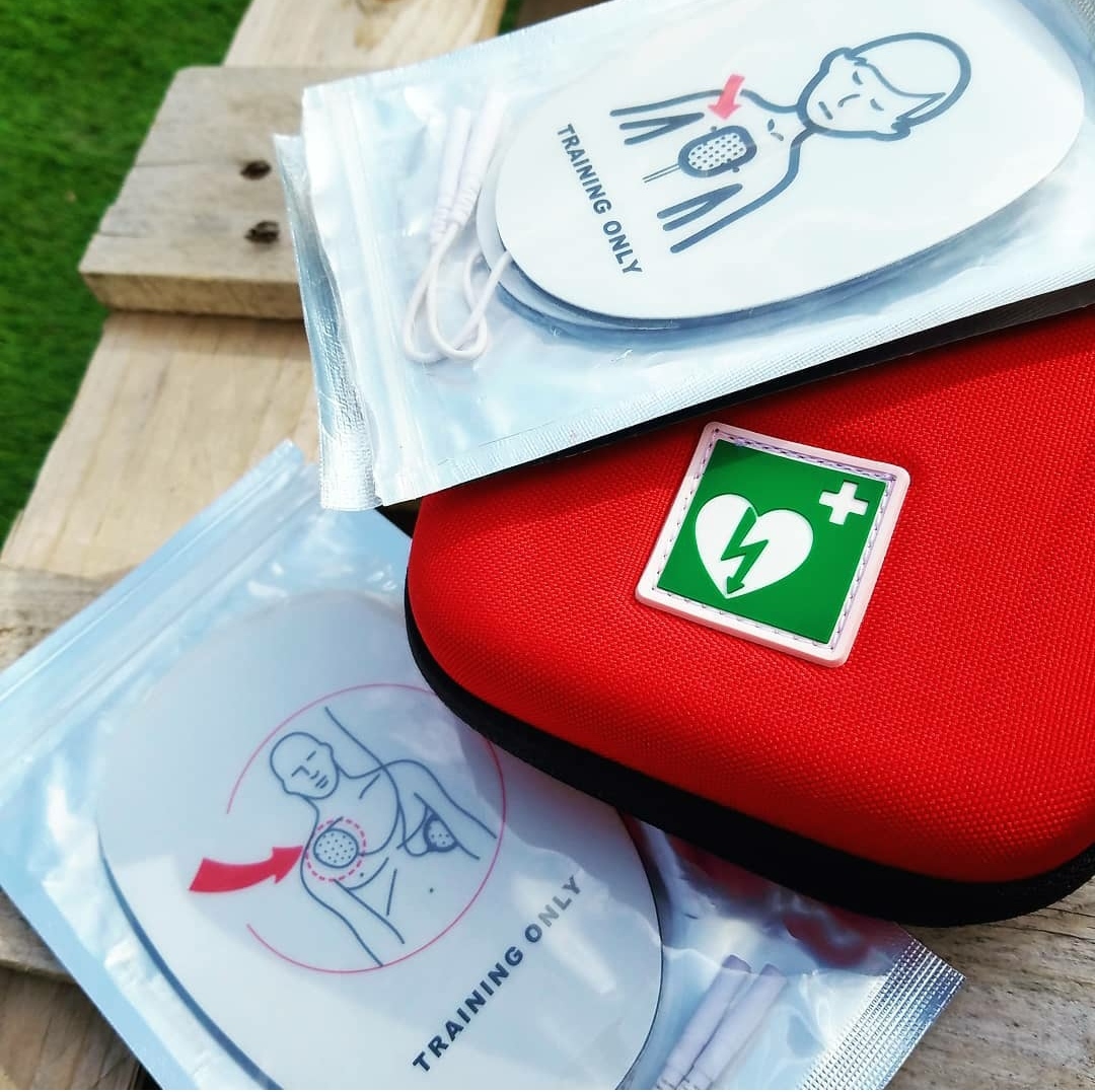Matériel de secourisme et défibrillateur utilisés en formation
